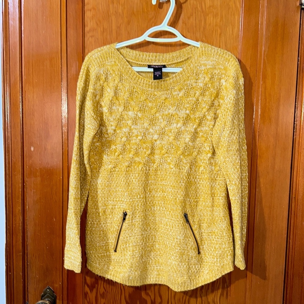Women’s yellow hooked up sweater size medium.